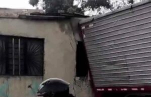 Camión perdió el control y se estrelló contra una casa
