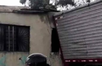 Camión perdió el control y se estrelló contra una casa