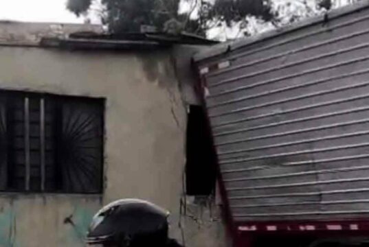 Camión perdió el control y se estrelló contra una casa