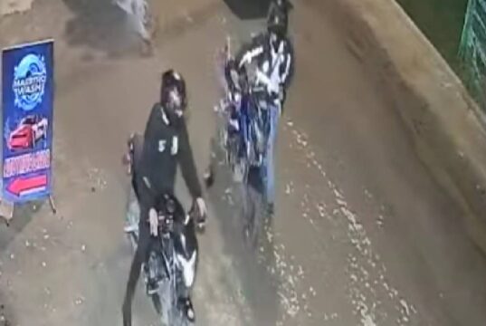 ¿Los reconoce? Dos delincuentes quedaron grabados robando una motocicleta en Funza