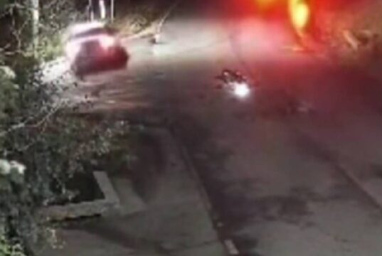 ¡Lo atropellaron y huyeron! Buscan al conductor que dejó a un joven gravemente herido