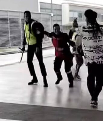 Capturan a dos hombres tras atacar con armas blancas a policía