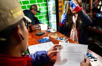 Cierran dos establecimientos y capturan cinco personas en operativo en Mosquera