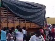 ¡INDIGNACIÓN! Saquean camión con 34 toneladas de ayudas que viajaban de Pasto a Buenaventura camión