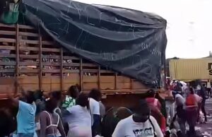 ¡INDIGNACIÓN! Saquean camión con 34 toneladas de ayudas que viajaban de Pasto a Buenaventura camión