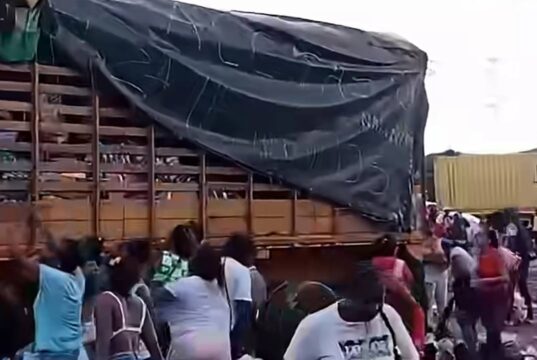 ¡INDIGNACIÓN! Saquean camión con 34 toneladas de ayudas que viajaban de Pasto a Buenaventura camión