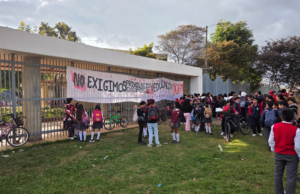 En colegio de Funza no dejan ingresar por protesta estudiantil