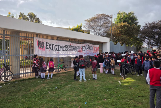 En colegio de Funza no dejan ingresar por protesta estudiantil