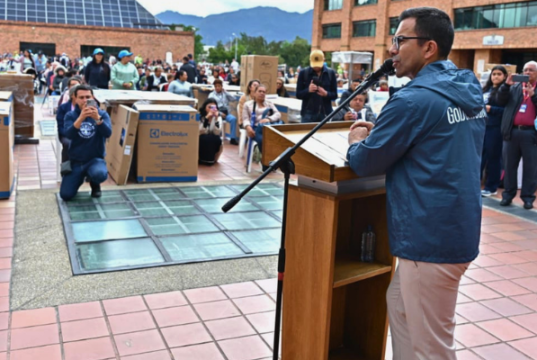 Cundinamarca entrega más de $3.200 millones en equipos a 362 microempresas