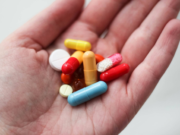 Adultos mayores denuncian largas filas y dificultades para conseguir citas médicas en Madrid