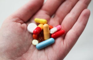 Adultos mayores denuncian largas filas y dificultades para conseguir citas médicas en Madrid