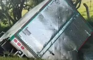 Accidente en la calle 13: así quedó un furgón tras salirse de la vía