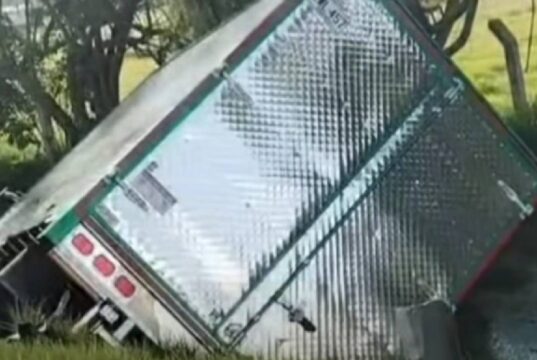 Accidente en la calle 13: así quedó un furgón tras salirse de la vía
