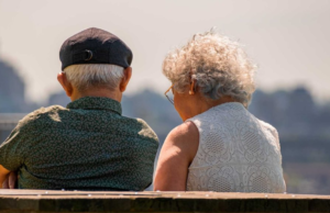 Proponen que mujeres y hombres se pensionen a la misma edad en Colombia: esto se sabe