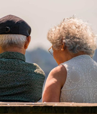 Proponen que mujeres y hombres se pensionen a la misma edad en Colombia: esto se sabe