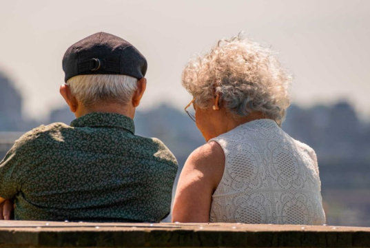 Proponen que mujeres y hombres se pensionen a la misma edad en Colombia: esto se sabe