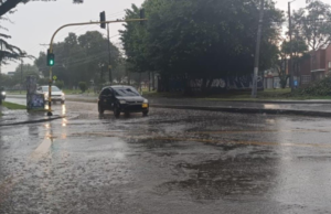 ¿Qué municipios están actualmente en riesgo por las lluvias y cuáles son las vías que presentan mayores dificultades?