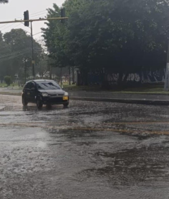 ¿Qué municipios están actualmente en riesgo por las lluvias y cuáles son las vías que presentan mayores dificultades?