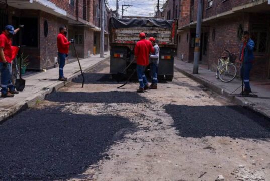 Avanza el mantenimiento vial en los barrios de Funza