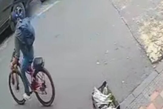En video quedó el robo de una bicicleta en Mosquera